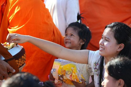 ภาพ No.15912:ประมวลภาพตักบาตรมิตรภาพไทย-พม่า พระ 1,000 รูป ณ วัดวารีบรรพต (วัดบางนอน) จ.ระนอง