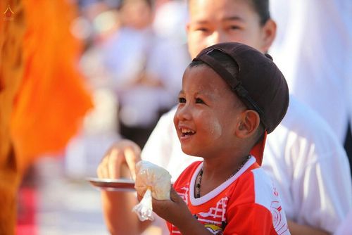 ภาพ No.15911:ประมวลภาพตักบาตรมิตรภาพไทย-พม่า พระ 1,000 รูป ณ วัดวารีบรรพต (วัดบางนอน) จ.ระนอง