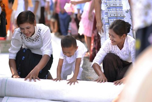 ภาพ No.15913:ประมวลภาพตักบาตรมิตรภาพไทย-พม่า พระ 1,000 รูป ณ วัดวารีบรรพต (วัดบางนอน) จ.ระนอง