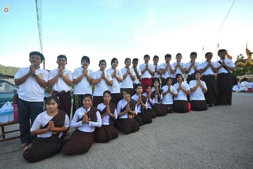 ภาพ No.15916:ประมวลภาพตักบาตรมิตรภาพไทย-พม่า พระ 1,000 รูป ณ วัดวารีบรรพต (วัดบางนอน) จ.ระนอง