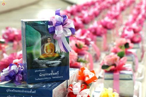 ภาพ No.16835:ประมวลภาพพิธีมอบกองทุนการศึกษาภาษาบาลี - นักธรรม - ทางก้าวหน้า ประจำปี พ.ศ. 2558