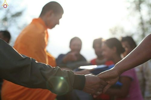 ภาพ No.16865:มูลนิธิธรรมกายช่วยเหลือผู้ประสบภัยแผ่นดินไหวที่ประเทศเนปาล