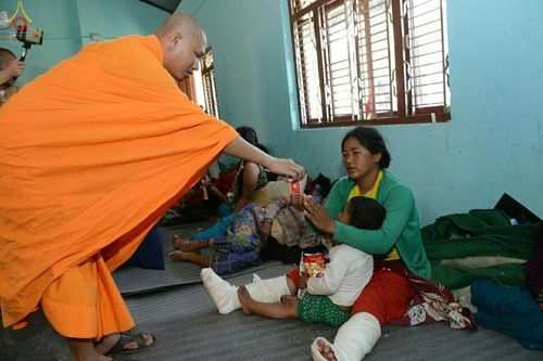 ภาพ No.16958:มูลนิธิธรรมกายช่วยเหลือผู้ประสบภัยแผ่นดินไหวที่ประเทศเนปาล