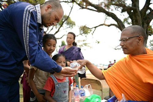 ภาพ No.16967:มูลนิธิธรรมกายช่วยเหลือผู้ประสบภัยแผ่นดินไหวที่ประเทศเนปาล