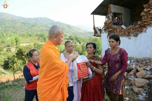 ภาพ No.16970:มูลนิธิธรรมกายช่วยเหลือผู้ประสบภัยแผ่นดินไหวที่ประเทศเนปาล