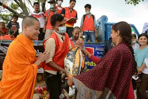 ภาพ No.16988:มูลนิธิธรรมกายช่วยเหลือผู้ประสบภัยแผ่นดินไหวที่ประเทศเนปาล
