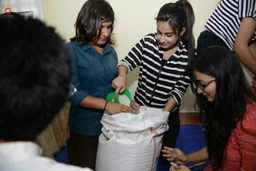 ภาพ No.17003:มูลนิธิธรรมกายช่วยเหลือผู้ประสบภัยแผ่นดินไหวที่ประเทศเนปาล