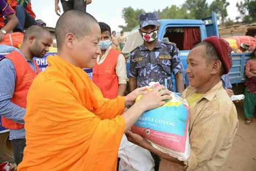 ภาพ No.17011:มูลนิธิธรรมกายช่วยเหลือผู้ประสบภัยแผ่นดินไหวที่ประเทศเนปาล