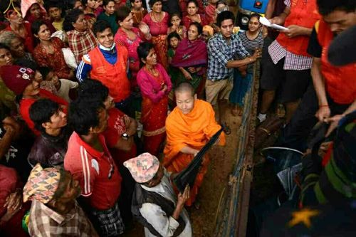 ภาพ No.17022:มูลนิธิธรรมกายช่วยเหลือผู้ประสบภัยแผ่นดินไหวที่ประเทศเนปาล