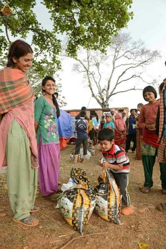 ภาพ No.17039:มูลนิธิธรรมกายช่วยเหลือผู้ประสบภัยแผ่นดินไหวที่ประเทศเนปาล