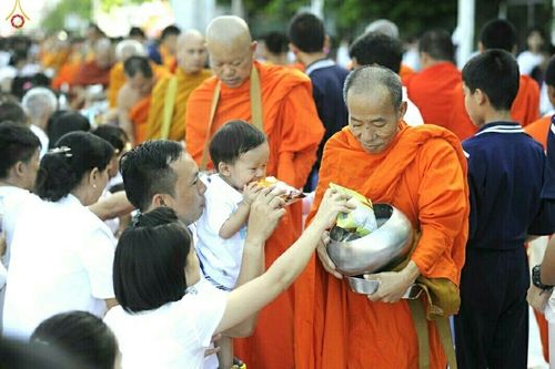 ตักบาตรพระ 1,543 รูป อ.สันป่าตอง จ.เชียงใหม่