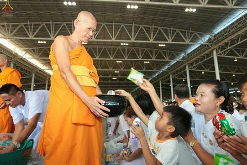 ภาพ No.17375:ประมวลภาพวันวิสาขบูชา วันจันทร์ที่ 1 มิถุนายน พ.ศ. 2558 ณ วัดพระธรรมกาย
