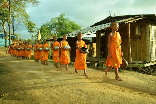 ภาพ No.17616:พิธีแสดงตนเป็นพุทธมามกะกลั่นแผ่นดินและโปรยทรายเพื่อสถาปนาพระเจดีย์สวรรค์วัดบ้านแม่แสนสุข