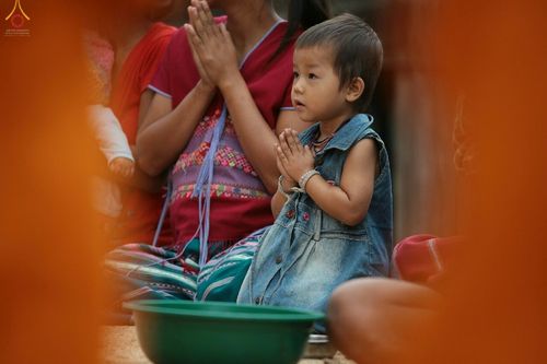 ภาพ No.17617:พิธีแสดงตนเป็นพุทธมามกะกลั่นแผ่นดินและโปรยทรายเพื่อสถาปนาพระเจดีย์สวรรค์วัดบ้านแม่แสนสุข