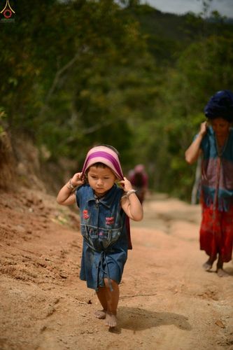 พิธีแสดงตนเป็นพุทธมามกะกลั่นแผ่นดินและโปรยทรายเพื่อสถาปนาพระเจดีย์สวรรค์วัดบ้านแม่แสนสุข