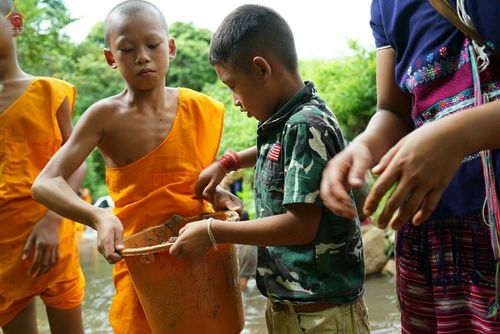 ภาพ No.17619:พิธีแสดงตนเป็นพุทธมามกะกลั่นแผ่นดินและโปรยทรายเพื่อสถาปนาพระเจดีย์สวรรค์วัดบ้านแม่แสนสุข