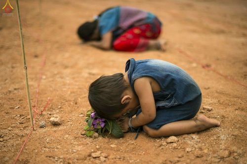 ภาพ No.17621:พิธีแสดงตนเป็นพุทธมามกะกลั่นแผ่นดินและโปรยทรายเพื่อสถาปนาพระเจดีย์สวรรค์วัดบ้านแม่แสนสุข