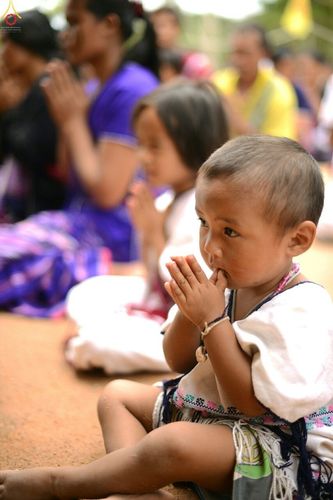 ภาพ No.17622:พิธีแสดงตนเป็นพุทธมามกะกลั่นแผ่นดินและโปรยทรายเพื่อสถาปนาพระเจดีย์สวรรค์วัดบ้านแม่แสนสุข