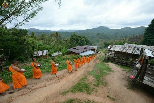 ภาพ No.17626:พิธีแสดงตนเป็นพุทธมามกะกลั่นแผ่นดินและโปรยทรายเพื่อสถาปนาพระเจดีย์สวรรค์วัดบ้านแม่แสนสุข