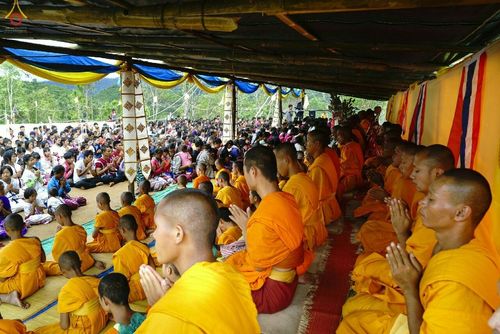 ภาพ No.17624:พิธีแสดงตนเป็นพุทธมามกะกลั่นแผ่นดินและโปรยทรายเพื่อสถาปนาพระเจดีย์สวรรค์วัดบ้านแม่แสนสุข