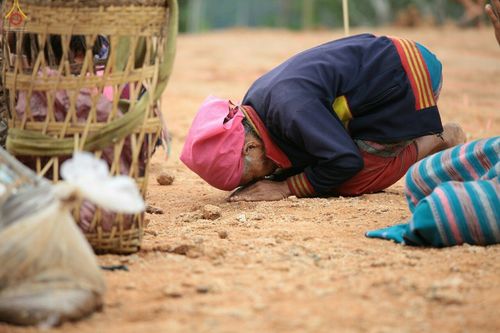 ภาพ No.17623:พิธีแสดงตนเป็นพุทธมามกะกลั่นแผ่นดินและโปรยทรายเพื่อสถาปนาพระเจดีย์สวรรค์วัดบ้านแม่แสนสุข