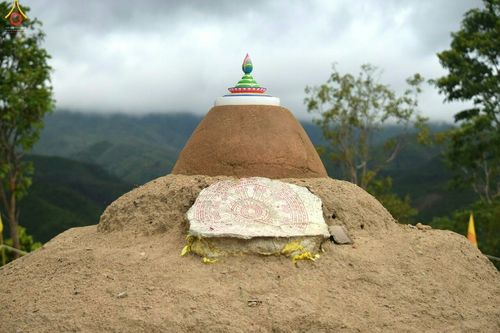 ภาพ No.17625:พิธีแสดงตนเป็นพุทธมามกะกลั่นแผ่นดินและโปรยทรายเพื่อสถาปนาพระเจดีย์สวรรค์วัดบ้านแม่แสนสุข