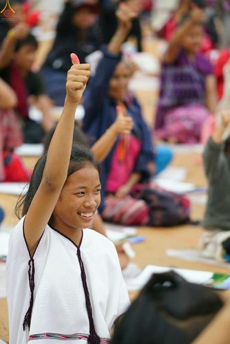 ภาพ No.17628:พิธีแสดงตนเป็นพุทธมามกะกลั่นแผ่นดินและโปรยทรายเพื่อสถาปนาพระเจดีย์สวรรค์วัดบ้านแม่แสนสุข