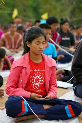 ภาพ No.17629:พิธีแสดงตนเป็นพุทธมามกะกลั่นแผ่นดินและโปรยทรายเพื่อสถาปนาพระเจดีย์สวรรค์วัดบ้านแม่แสนสุข