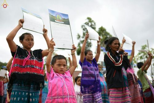 ภาพ No.17630:พิธีแสดงตนเป็นพุทธมามกะกลั่นแผ่นดินและโปรยทรายเพื่อสถาปนาพระเจดีย์สวรรค์วัดบ้านแม่แสนสุข