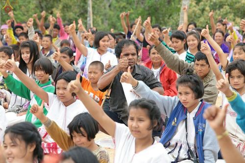 ภาพ No.17631:พิธีแสดงตนเป็นพุทธมามกะกลั่นแผ่นดินและโปรยทรายเพื่อสถาปนาพระเจดีย์สวรรค์วัดบ้านแม่แสนสุข