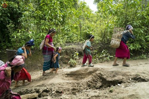 ภาพ No.17634:พิธีแสดงตนเป็นพุทธมามกะกลั่นแผ่นดินและโปรยทรายเพื่อสถาปนาพระเจดีย์สวรรค์วัดบ้านแม่แสนสุข