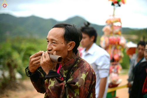 ภาพ No.17632:พิธีแสดงตนเป็นพุทธมามกะกลั่นแผ่นดินและโปรยทรายเพื่อสถาปนาพระเจดีย์สวรรค์วัดบ้านแม่แสนสุข