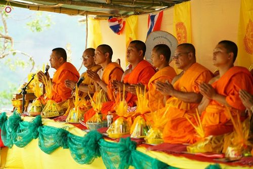 ภาพ No.17633:พิธีแสดงตนเป็นพุทธมามกะกลั่นแผ่นดินและโปรยทรายเพื่อสถาปนาพระเจดีย์สวรรค์วัดบ้านแม่แสนสุข