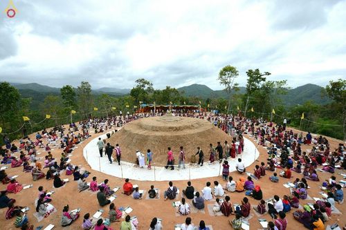 ภาพ No.17635:พิธีแสดงตนเป็นพุทธมามกะกลั่นแผ่นดินและโปรยทรายเพื่อสถาปนาพระเจดีย์สวรรค์วัดบ้านแม่แสนสุข