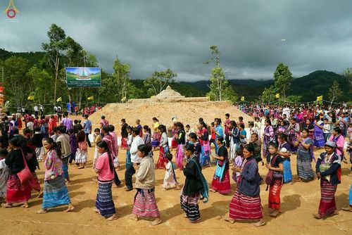 ภาพ No.17638:พิธีแสดงตนเป็นพุทธมามกะกลั่นแผ่นดินและโปรยทรายเพื่อสถาปนาพระเจดีย์สวรรค์วัดบ้านแม่แสนสุข