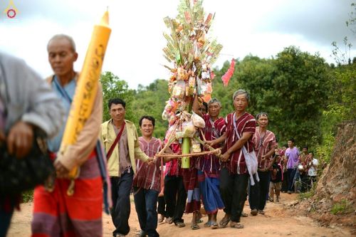 ภาพ No.17636:พิธีแสดงตนเป็นพุทธมามกะกลั่นแผ่นดินและโปรยทรายเพื่อสถาปนาพระเจดีย์สวรรค์วัดบ้านแม่แสนสุข