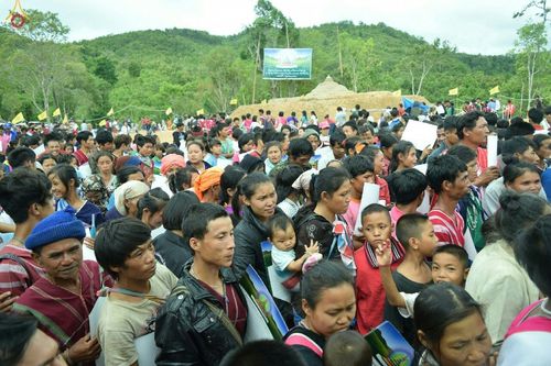 ภาพ No.17639:พิธีแสดงตนเป็นพุทธมามกะกลั่นแผ่นดินและโปรยทรายเพื่อสถาปนาพระเจดีย์สวรรค์วัดบ้านแม่แสนสุข