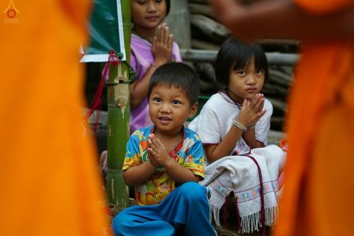 ภาพ No.17640:พิธีแสดงตนเป็นพุทธมามกะกลั่นแผ่นดินและโปรยทรายเพื่อสถาปนาพระเจดีย์สวรรค์วัดบ้านแม่แสนสุข