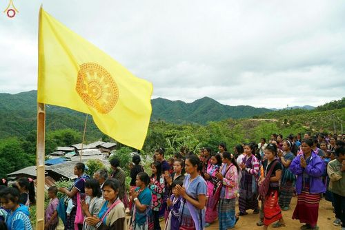 ภาพ No.17642:พิธีแสดงตนเป็นพุทธมามกะกลั่นแผ่นดินและโปรยทรายเพื่อสถาปนาพระเจดีย์สวรรค์วัดบ้านแม่แสนสุข