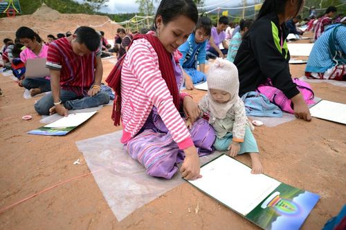 ภาพ No.17644:พิธีแสดงตนเป็นพุทธมามกะกลั่นแผ่นดินและโปรยทรายเพื่อสถาปนาพระเจดีย์สวรรค์วัดบ้านแม่แสนสุข