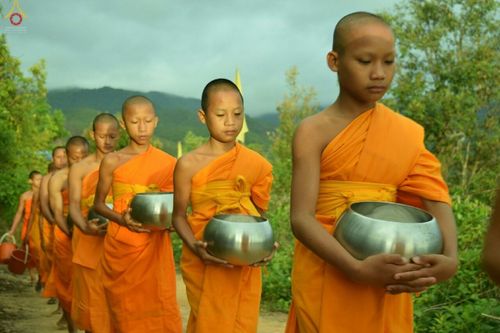 ภาพ No.17643:พิธีแสดงตนเป็นพุทธมามกะกลั่นแผ่นดินและโปรยทรายเพื่อสถาปนาพระเจดีย์สวรรค์วัดบ้านแม่แสนสุข