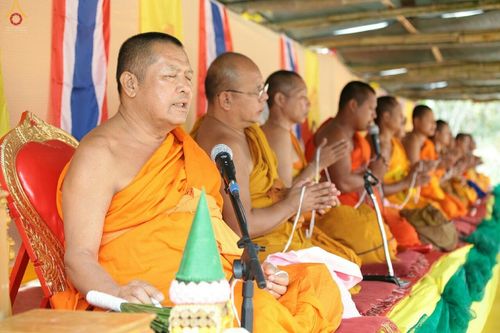 ภาพ No.17645:พิธีแสดงตนเป็นพุทธมามกะกลั่นแผ่นดินและโปรยทรายเพื่อสถาปนาพระเจดีย์สวรรค์วัดบ้านแม่แสนสุข