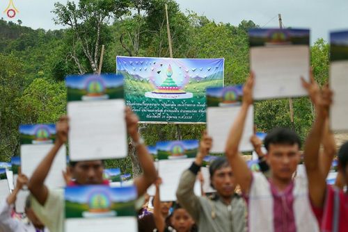 ภาพ No.17647:พิธีแสดงตนเป็นพุทธมามกะกลั่นแผ่นดินและโปรยทรายเพื่อสถาปนาพระเจดีย์สวรรค์วัดบ้านแม่แสนสุข