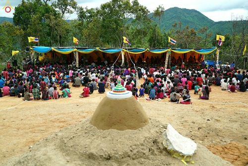 ภาพ No.17648:พิธีแสดงตนเป็นพุทธมามกะกลั่นแผ่นดินและโปรยทรายเพื่อสถาปนาพระเจดีย์สวรรค์วัดบ้านแม่แสนสุข