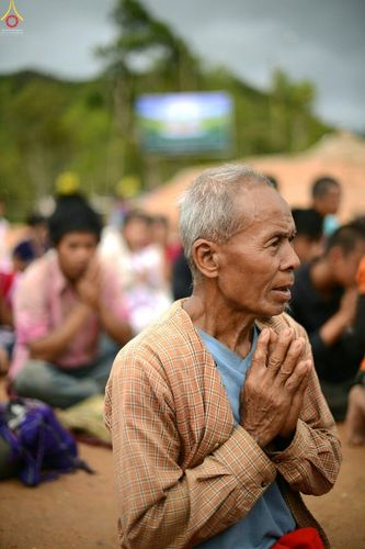 ภาพ No.17646:พิธีแสดงตนเป็นพุทธมามกะกลั่นแผ่นดินและโปรยทรายเพื่อสถาปนาพระเจดีย์สวรรค์วัดบ้านแม่แสนสุข