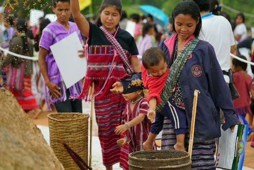 ภาพ No.17650:พิธีแสดงตนเป็นพุทธมามกะกลั่นแผ่นดินและโปรยทรายเพื่อสถาปนาพระเจดีย์สวรรค์วัดบ้านแม่แสนสุข