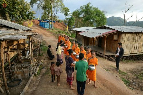 ภาพ No.17653:พิธีแสดงตนเป็นพุทธมามกะกลั่นแผ่นดินและโปรยทรายเพื่อสถาปนาพระเจดีย์สวรรค์วัดบ้านแม่แสนสุข