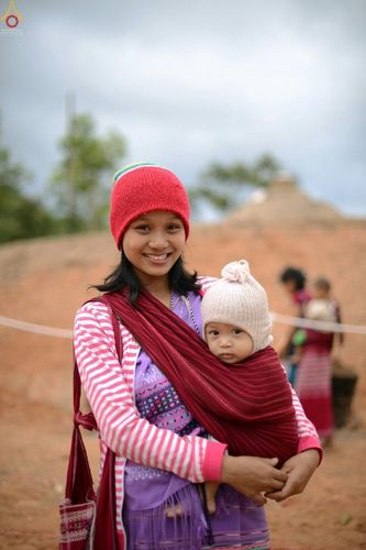 ภาพ No.17651:พิธีแสดงตนเป็นพุทธมามกะกลั่นแผ่นดินและโปรยทรายเพื่อสถาปนาพระเจดีย์สวรรค์วัดบ้านแม่แสนสุข