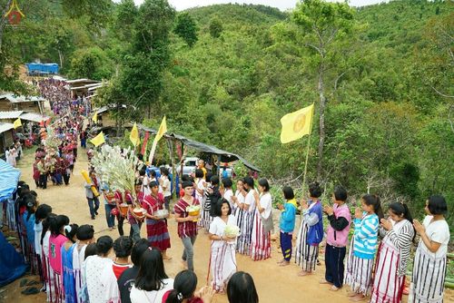 ภาพ No.17654:พิธีแสดงตนเป็นพุทธมามกะกลั่นแผ่นดินและโปรยทรายเพื่อสถาปนาพระเจดีย์สวรรค์วัดบ้านแม่แสนสุข