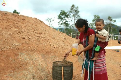 ภาพ No.17652:พิธีแสดงตนเป็นพุทธมามกะกลั่นแผ่นดินและโปรยทรายเพื่อสถาปนาพระเจดีย์สวรรค์วัดบ้านแม่แสนสุข